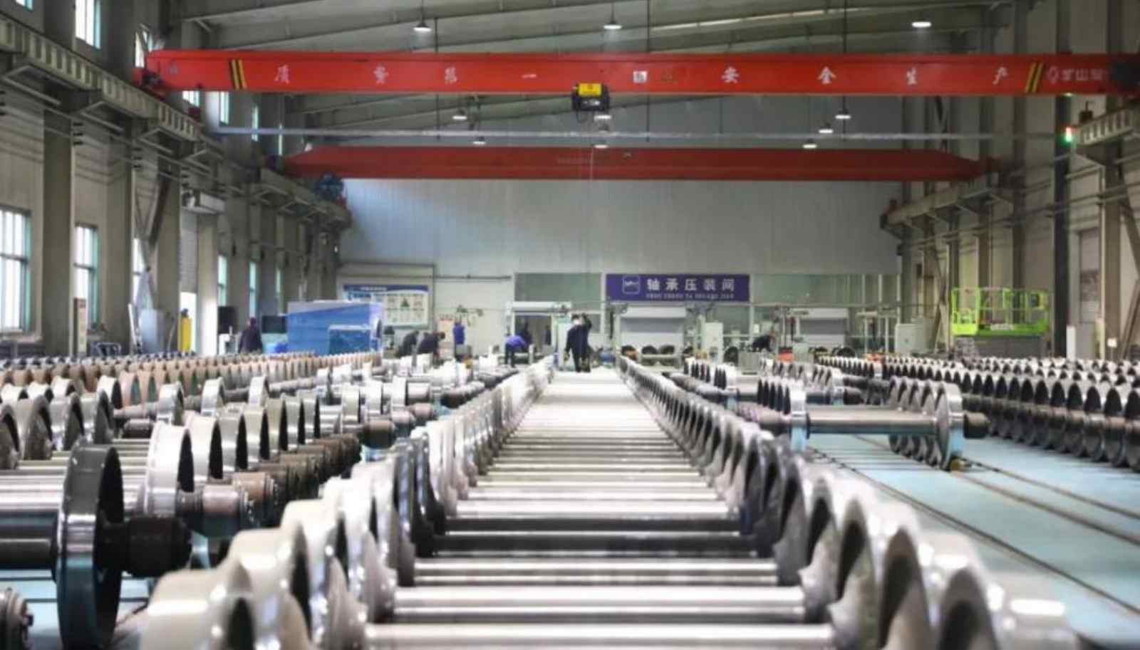 Tại sao xe lửa sử dụng bánh xe bằng thép trong khi ô tô sử dụng lốp cao su?