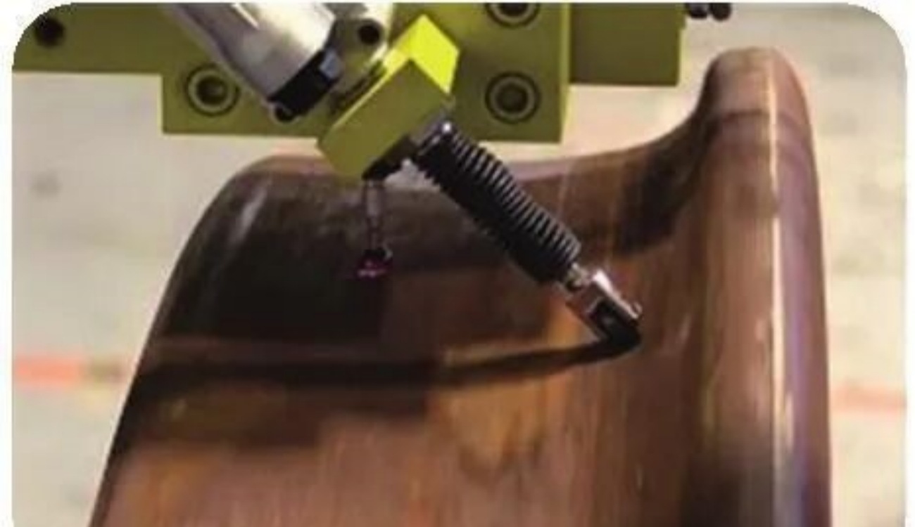 Mặt b&aacute;nh xe lửa c&oacute; dạng h&igrave;nh n&oacute;n.